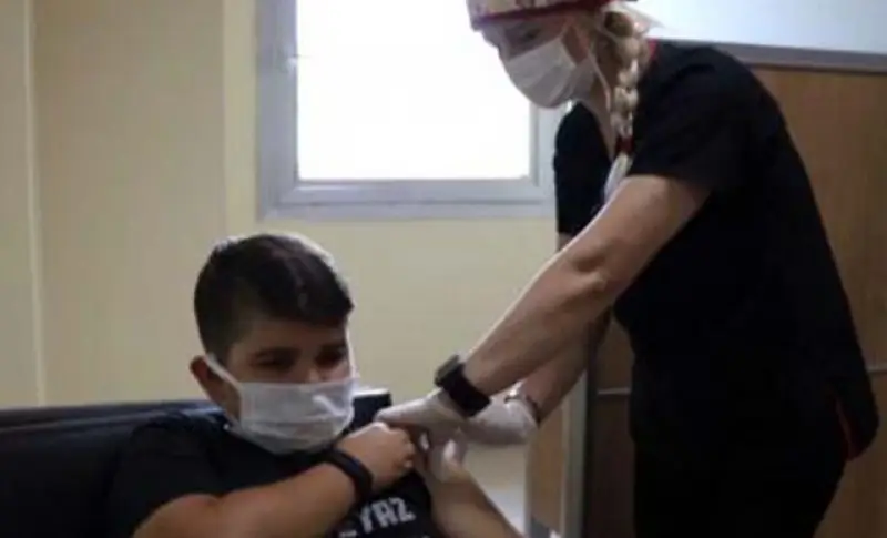 12 yaşındaki Ahmet, koronavirüs aşısı oldu
