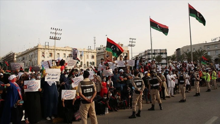 Binlerce Libyalı, Temsilciler Meclisi'nin güvenoyunu kararını başşehir Trablus’ta protesto etti