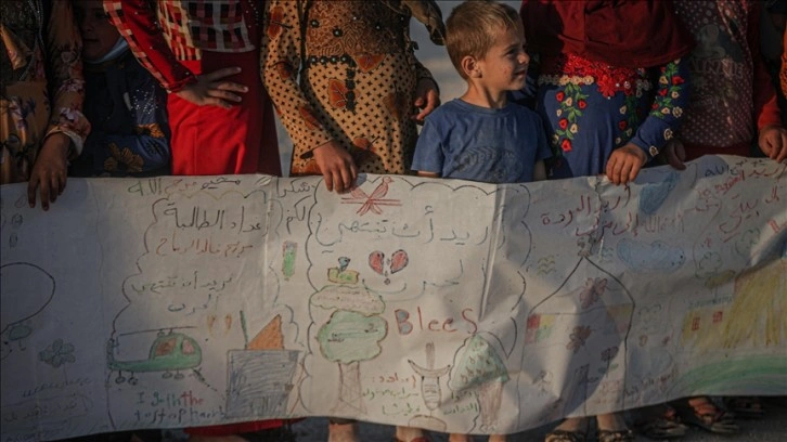 İdlib'de kamplardaki çocuklar, hamam yuva özlemlerini 75 metrelik mesajla aktardı