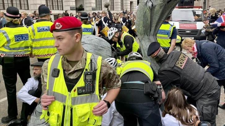 İngiltere'de çevrecilerin boğaz törenindeki eylemine polis engelleme etti